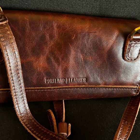 Portland Leather Crossbody bag - Picture 2 of 3
